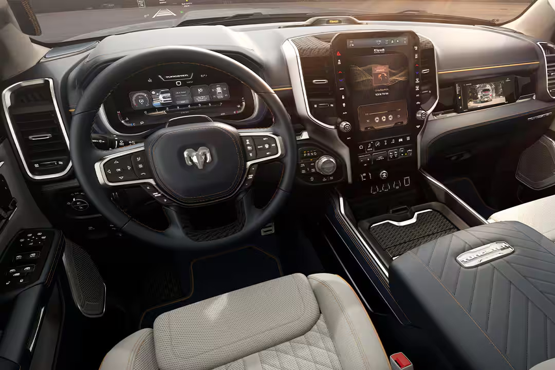 Vue de l'intérieur du RAM 1500 REV 2024 et de son tableau de bord