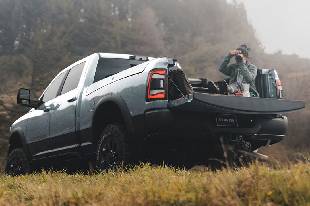 Vue arrière Du RAM 2500 2024 avec photographe dans la boîte