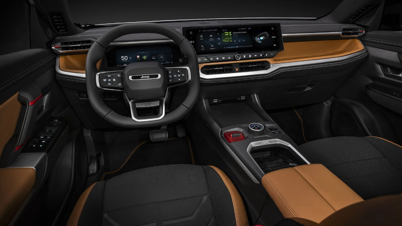 Poste de conduite du Jeep Compass 2026 avec écran numérique, volant multifonction et finitions contrastantes, mettant en avant les technologies embarquées.