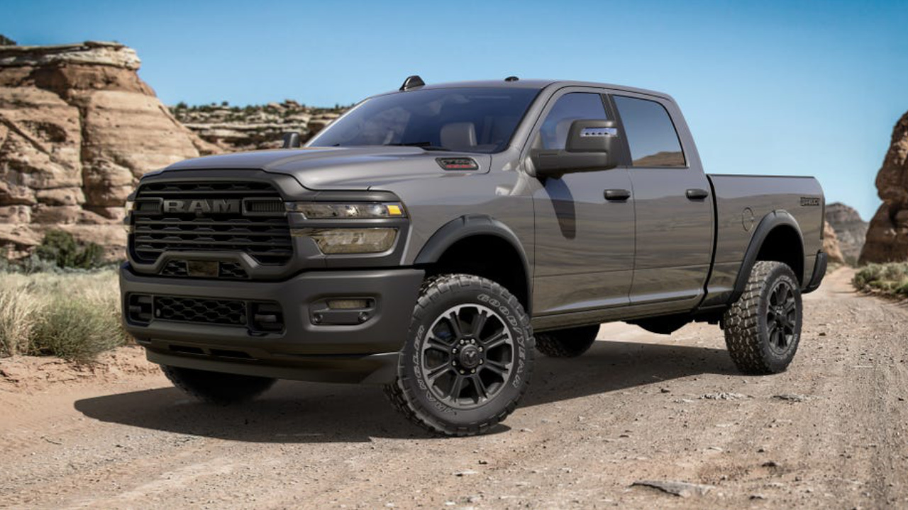 vue latérale avant d'un camion RAM 2500 2025