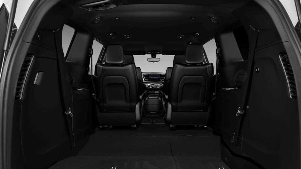 Espace de chargement de la Chrysler Grand Caravan 2026 avec sièges arrière repliés, démontrant le volume utilitaire généreux et la modularité intérieure.