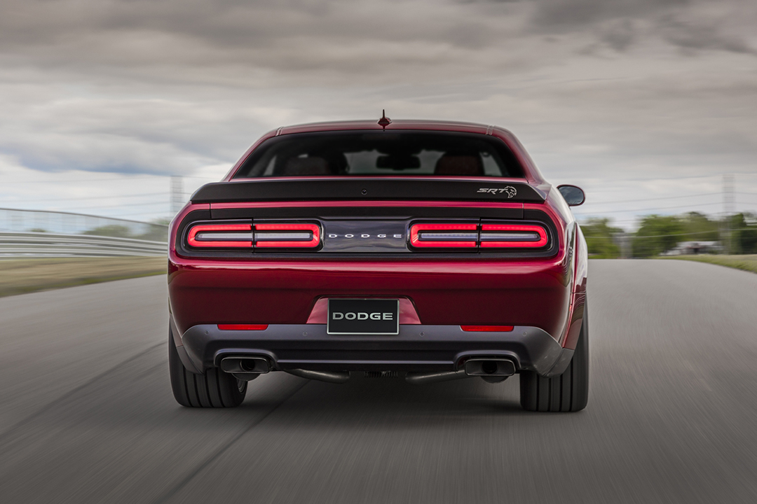 Vue arrière du Dodge Challenger 2023 sur route