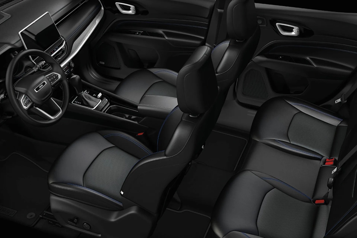 Habitacle du Jeep Compass 2026 avec sièges noirs sur deux rangées, mettant en valeur l’espace intérieur, le confort et la disposition pour cinq passagers.