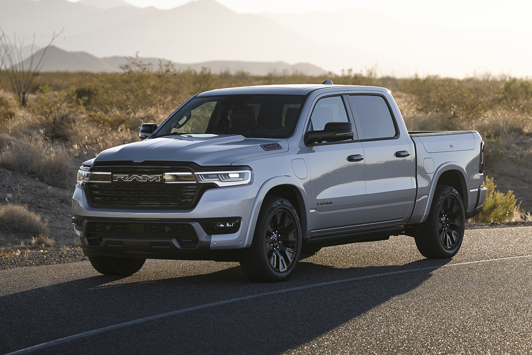 Vue 3/4 avant et latérale du RAM CHARGER 2025 en arrêt sur bord de route de campagne