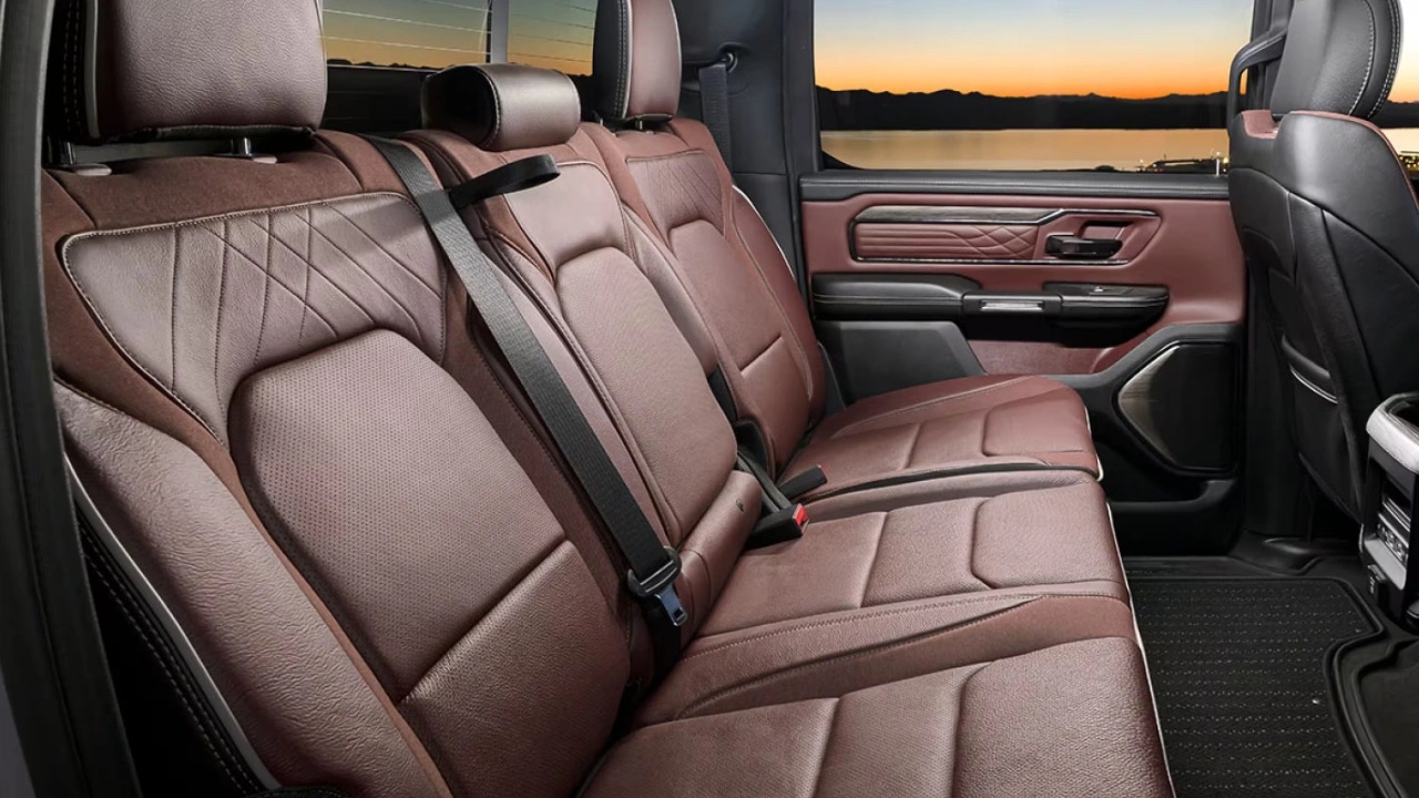 Intérieur arrière du Ram 1500 2026 avec sièges en cuir brun, mettant en valeur l’espace, le confort et la finition haut de gamme de l’habitacle.