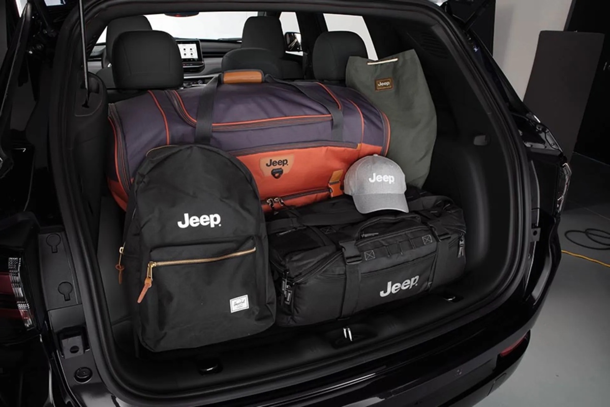 Coffre du Jeep Compass 2026 rempli de sacs de voyage et d’équipement Jeep, illustrant le volume de chargement et la polyvalence pour les escapades.