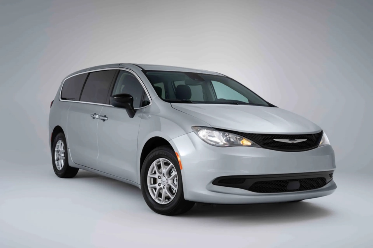 Chrysler Grand Caravan 2026 argent en studio, vue avant trois quarts illustrant les lignes épurées, les phares avant et le format pratique de la minifourgonnette.