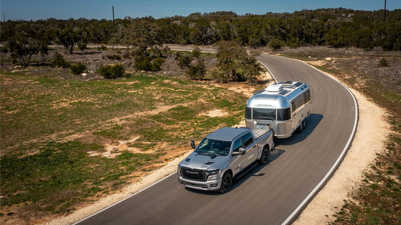 vue latérale avant d'un camion RAM 1500 2025