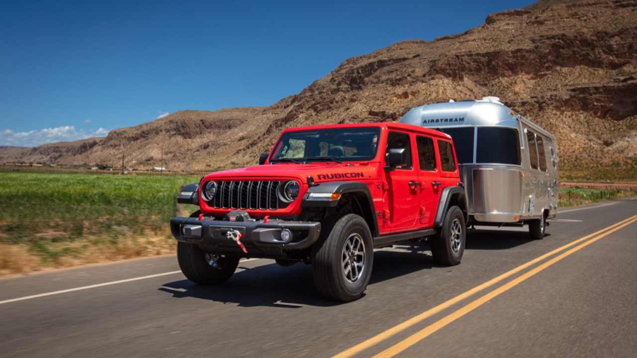 vue latérale avant d'un Jeep Wrangler Rubicon 2025
