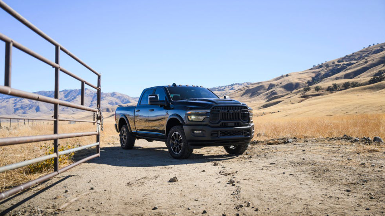 vue latérale avant d'un camion RAM 2500 2025