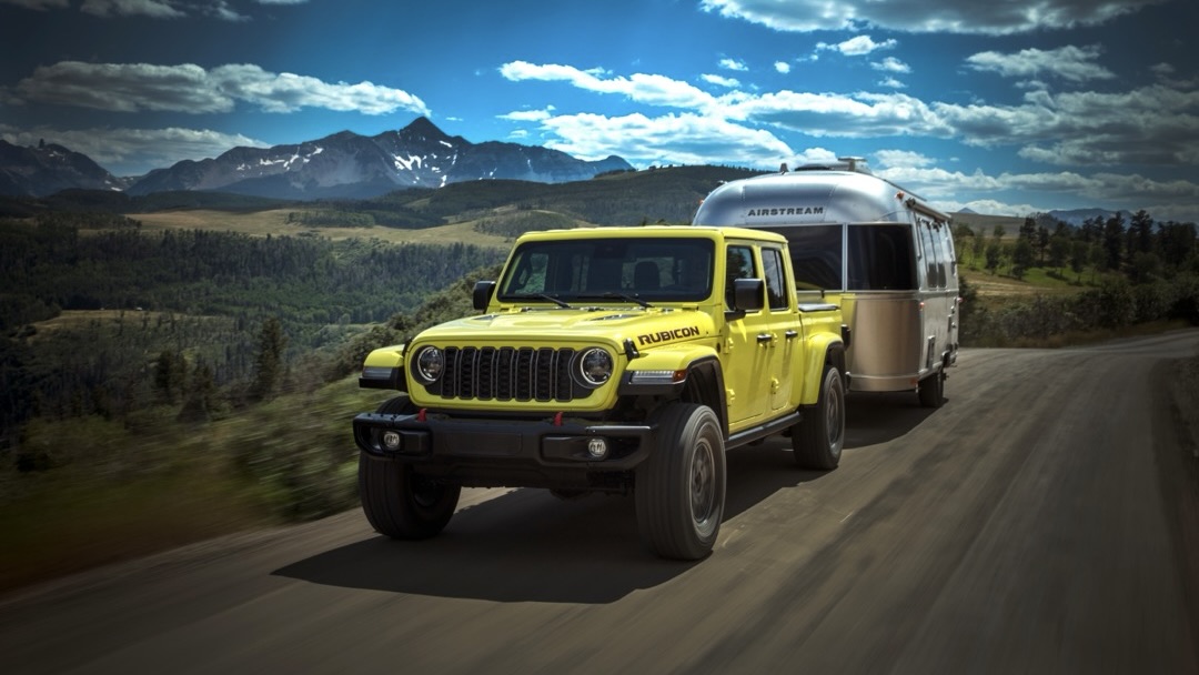 Le Jeep Gladiator 2024 qui tire une roulotte airstream. 
