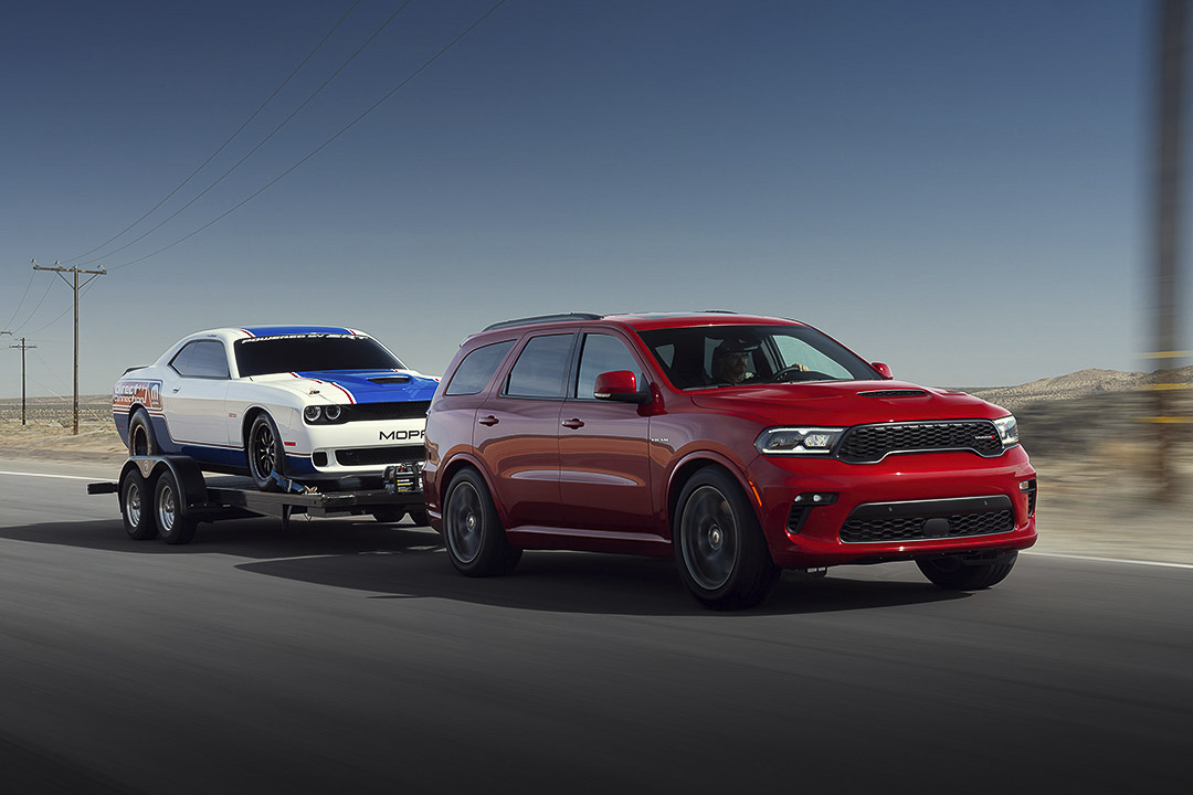 Le Dodge Durango 2021 qui une voiture sur une remorque.