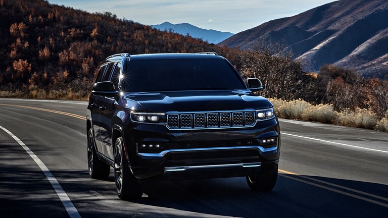 Le Grand Wagoneer 2024 qui roule sur une route de montagne.