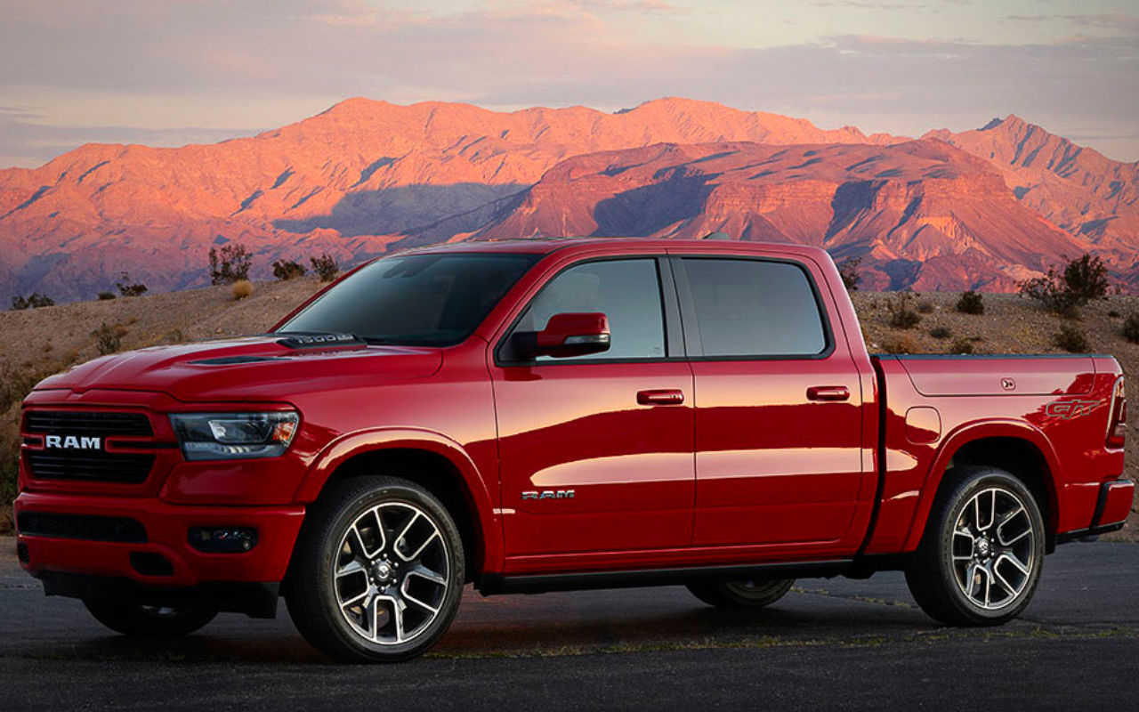 Le Ram 1500 stationné devant une chaîne de montagne.