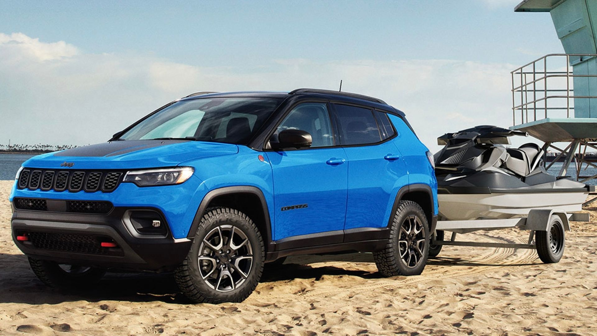 Jeep Compass 2025 qui tire une moto marine sur une remorque.