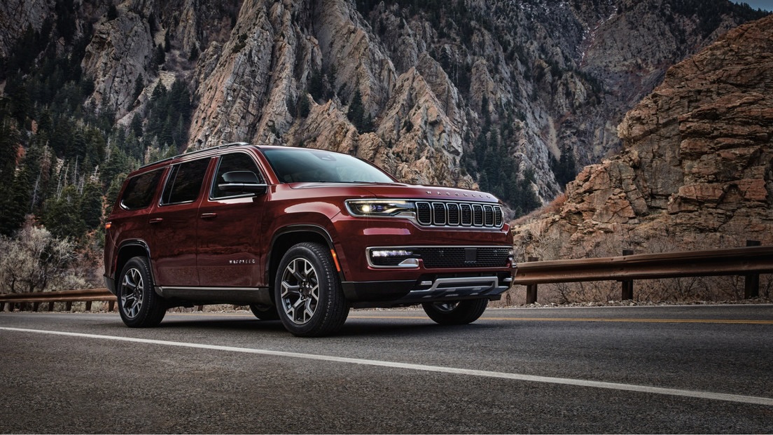 Le Jeep Wagoneer 2024 sur la route au milieu d'un canyon.