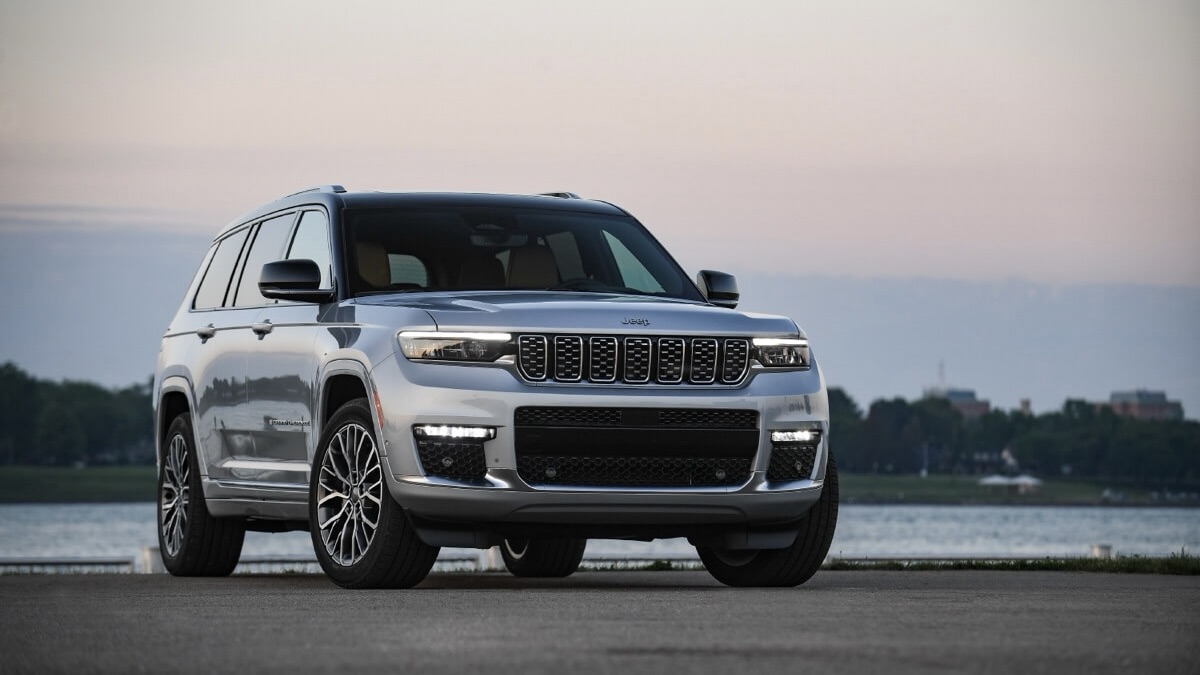 Le Jeep Grand Cherokee L 2024 stationné au bord de l'eau.