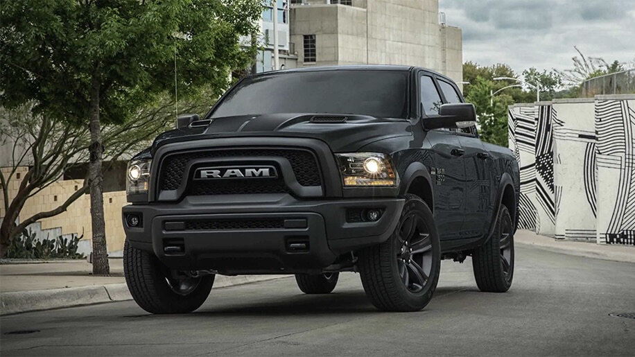 Le RAM 1500 Classic 2021 stationné devant des bâtiments.
