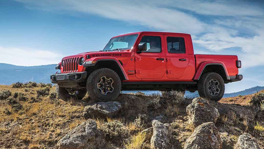 Le Jeep Gladiator 2021 stationné en haut de grosse roches.