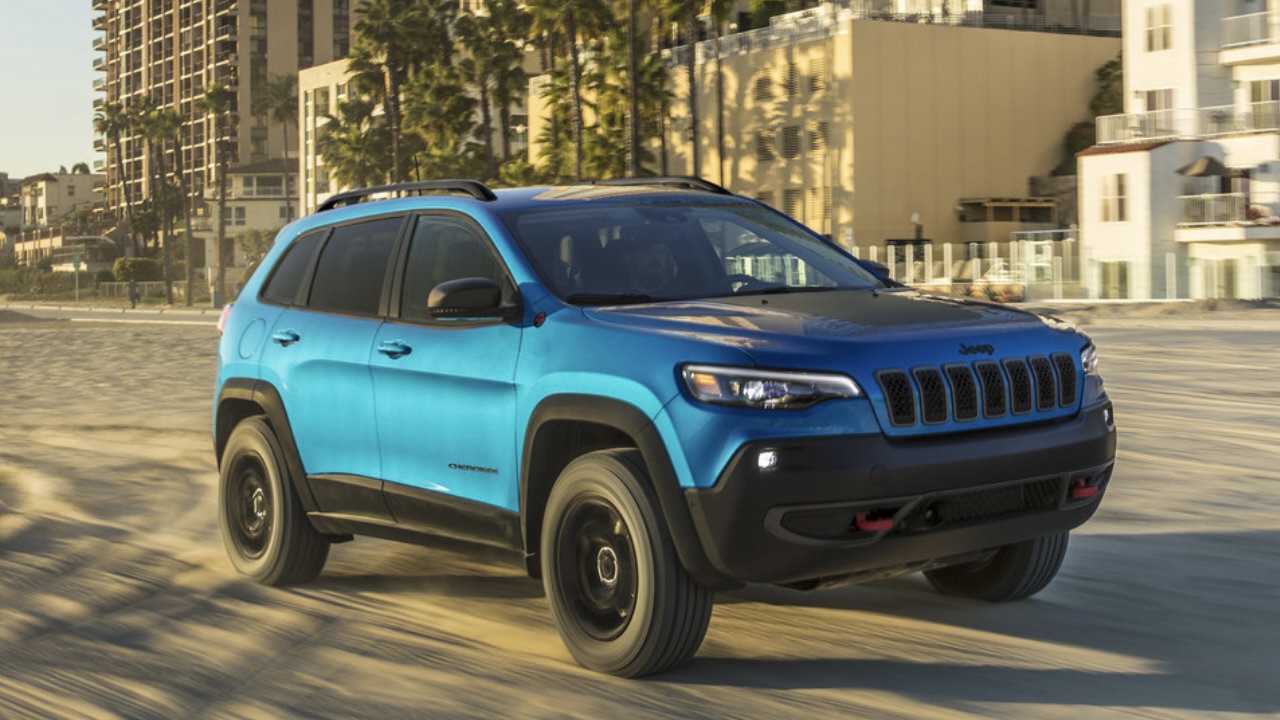 Le Jeep Cherokee 2023 qui roule à vive allure sur un plage de sable.