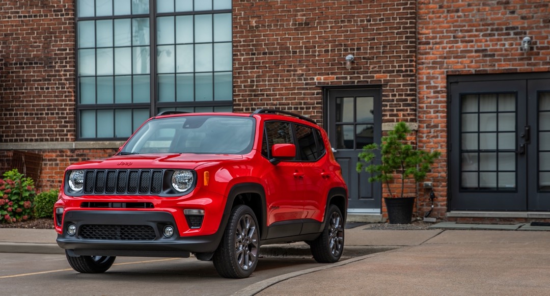 Le Jeep Renegade 2023 stationné devant une résidence.