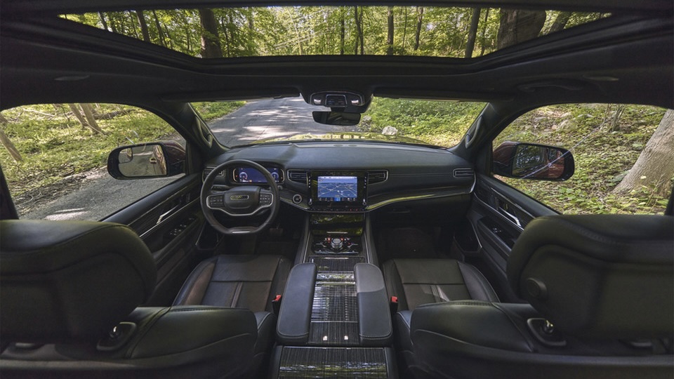 Grande vue sur le tableau de bord et sur la technologie du Jeep Wagoneer 2024.