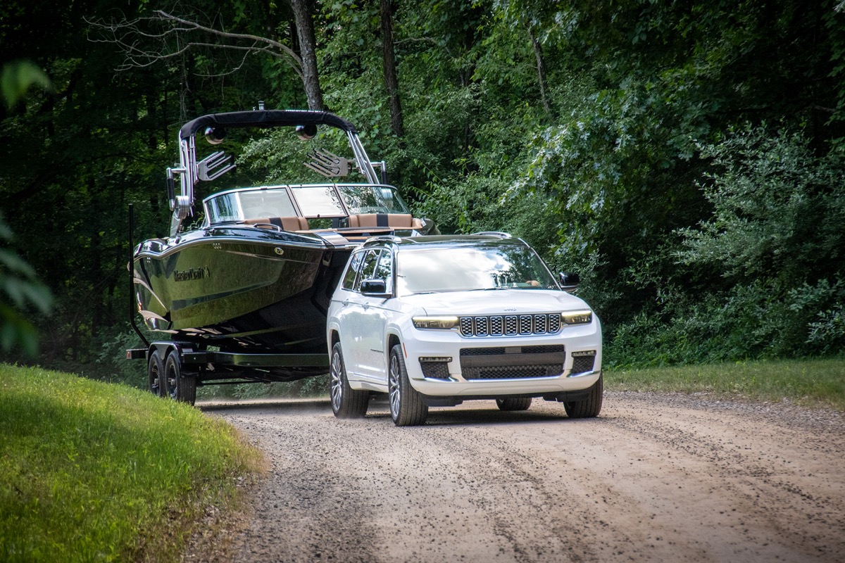 Le Jeep Grand Cherokee L 2021 qui tore un bateau sur un chemin de gravel.