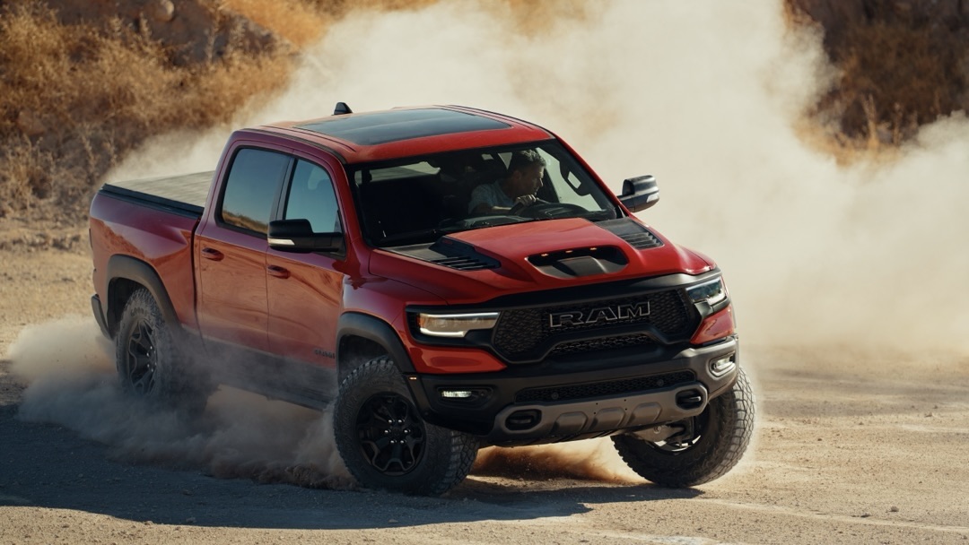 Le Ram 1500 qui dérape sur un chemin de terre.