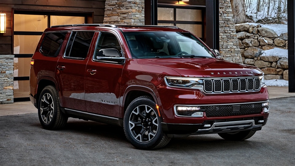 Le Jeep Wagoneer 2024 stationné devant une résidence.