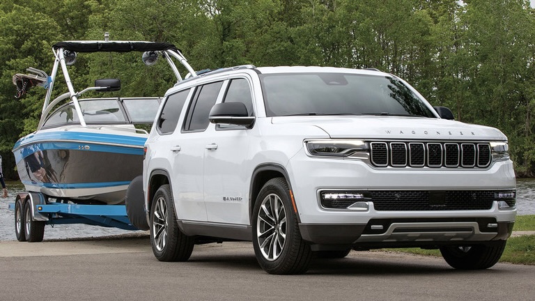 Le Jeep Wagoneer 2024 qui tire un bateau.