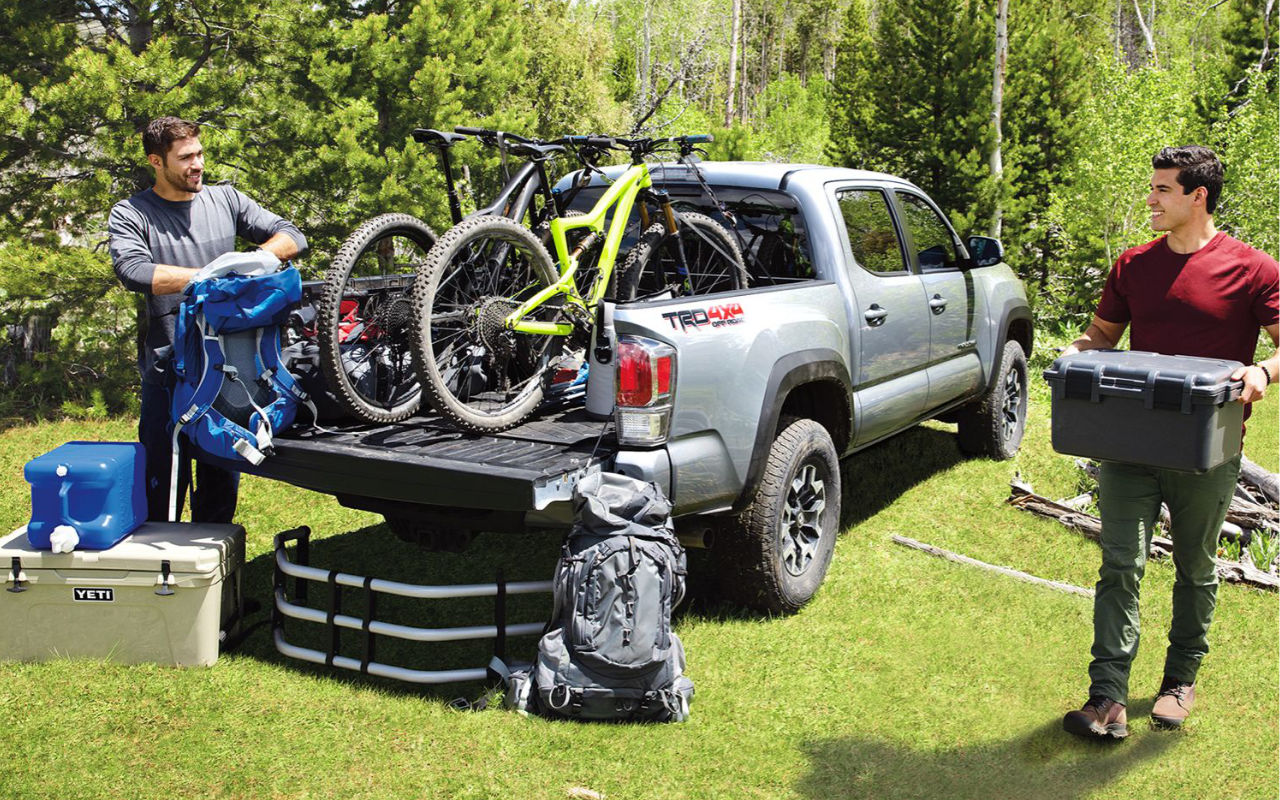 Vue arrière du Toyota Tacoma avec un chargement de vélo en arrière.