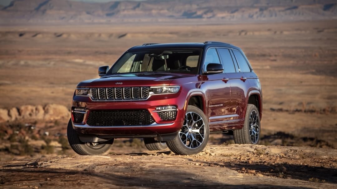 Le Jeep Grand Cherokee 2024 stationné dans le désert pour un shooting photo.