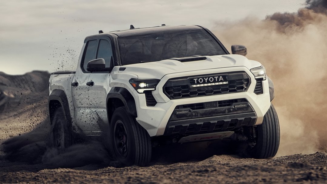 Le Toyota Tacoma qui dérape sur un chemin de terre.