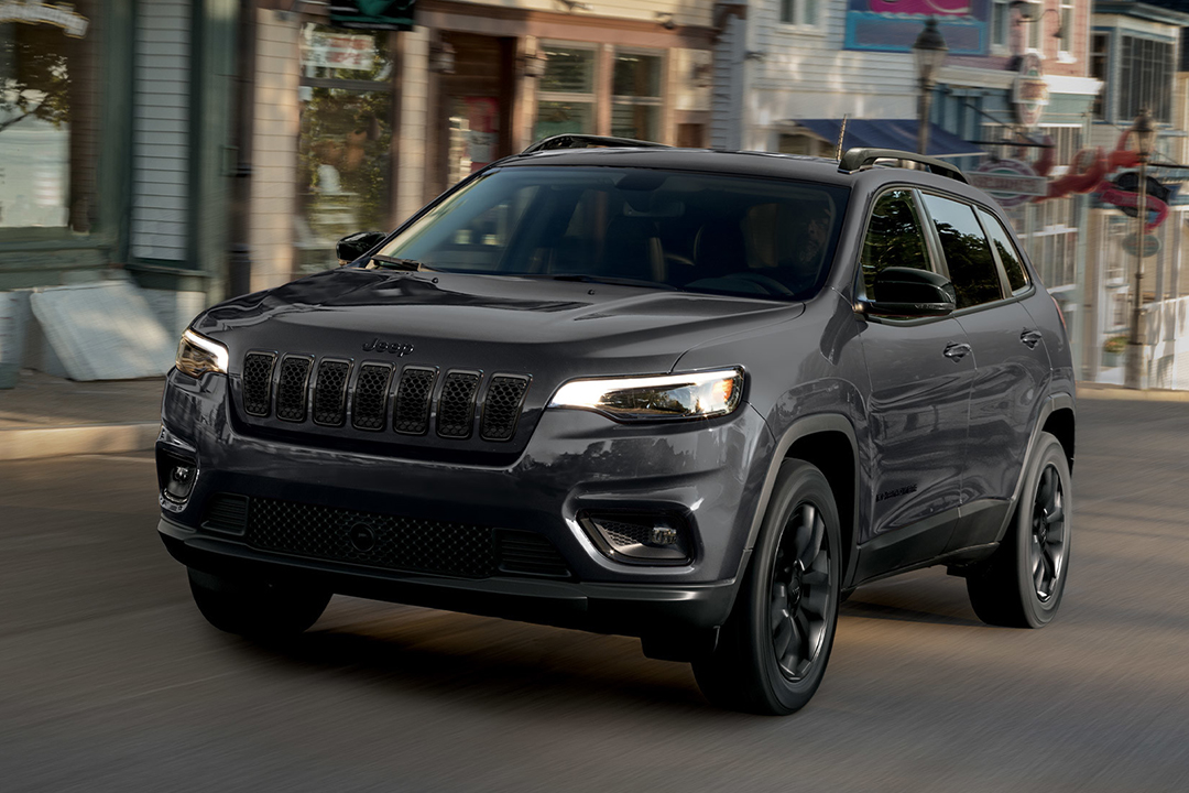 Vue 3/4 avant du jeep Cherokee 2023 sur route