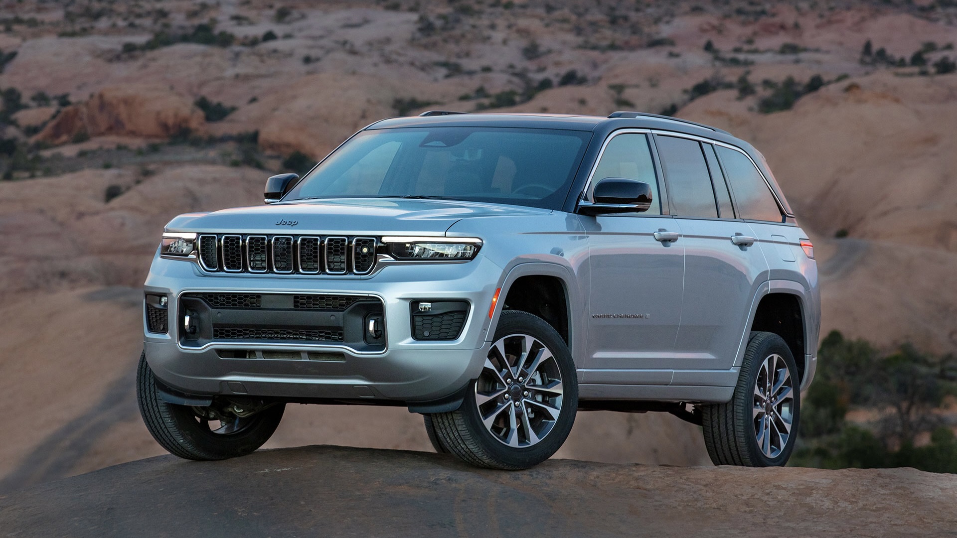 Le Jeep Grand Cherokee stationné devant des montagnes.