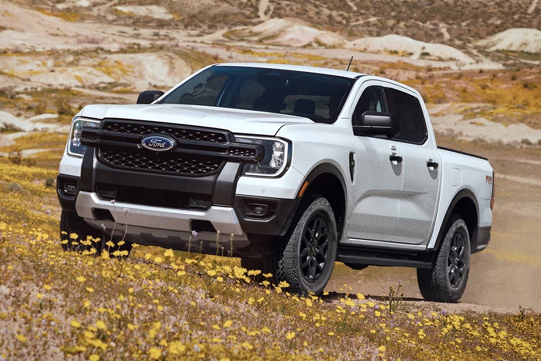 Vue 3/4 avant du Ford Ranger 2024 sur sentier de sable