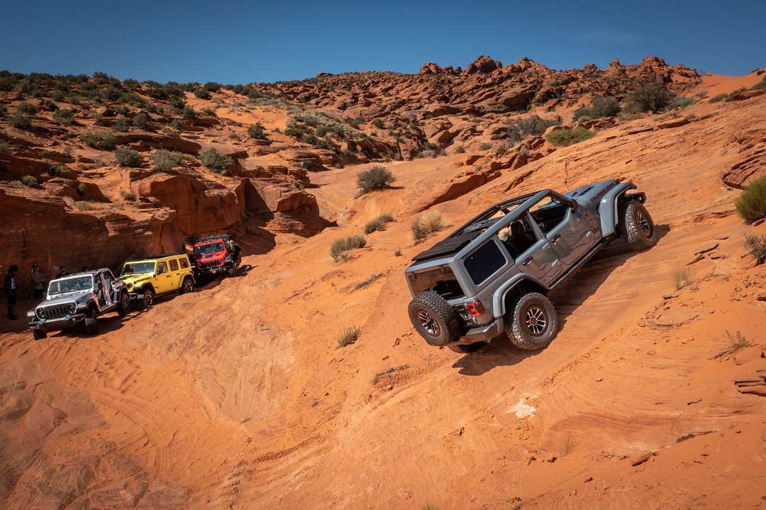 Quatres Jeep Wrangler en balade sur des rochers.