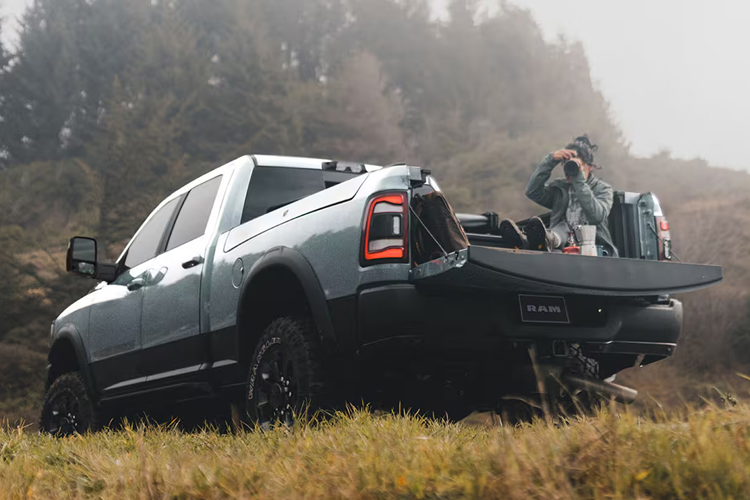 Vue arrière du RAM 2500 2024 avec photographe dans la boîte