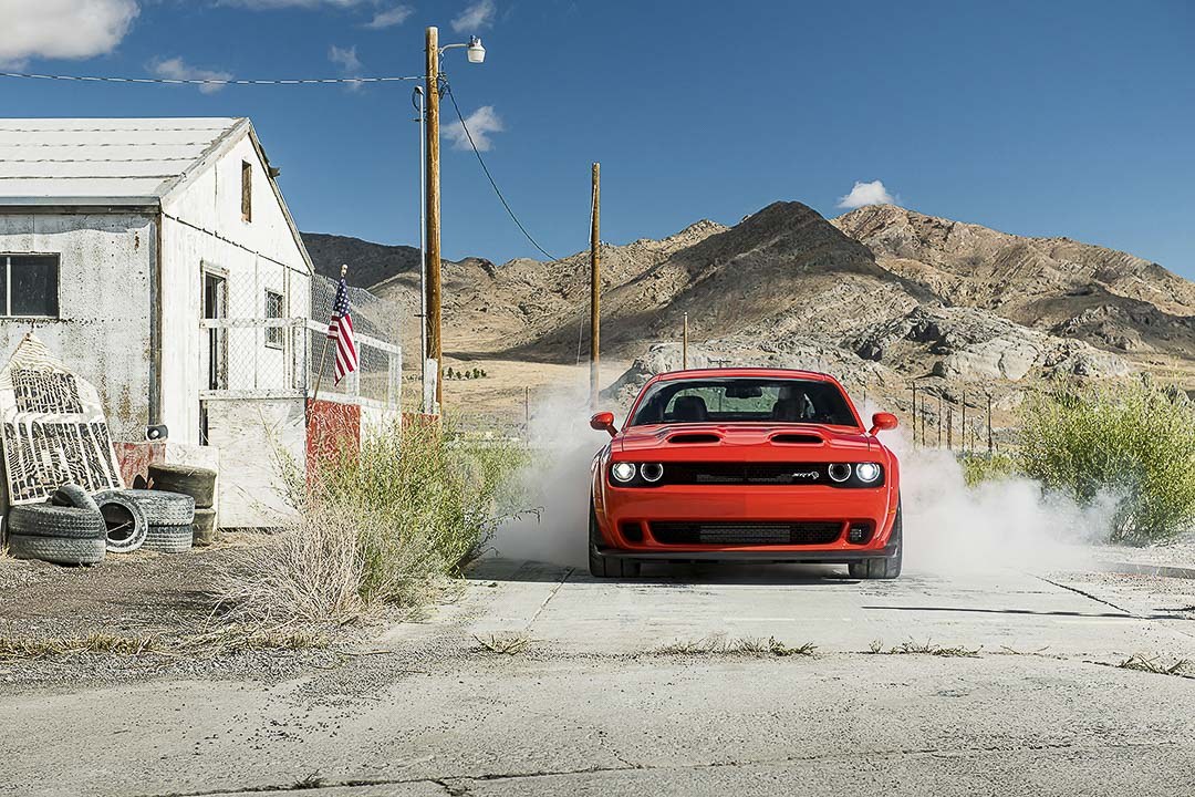 Vue avant d'un dodge charger 2022 sur route de sable