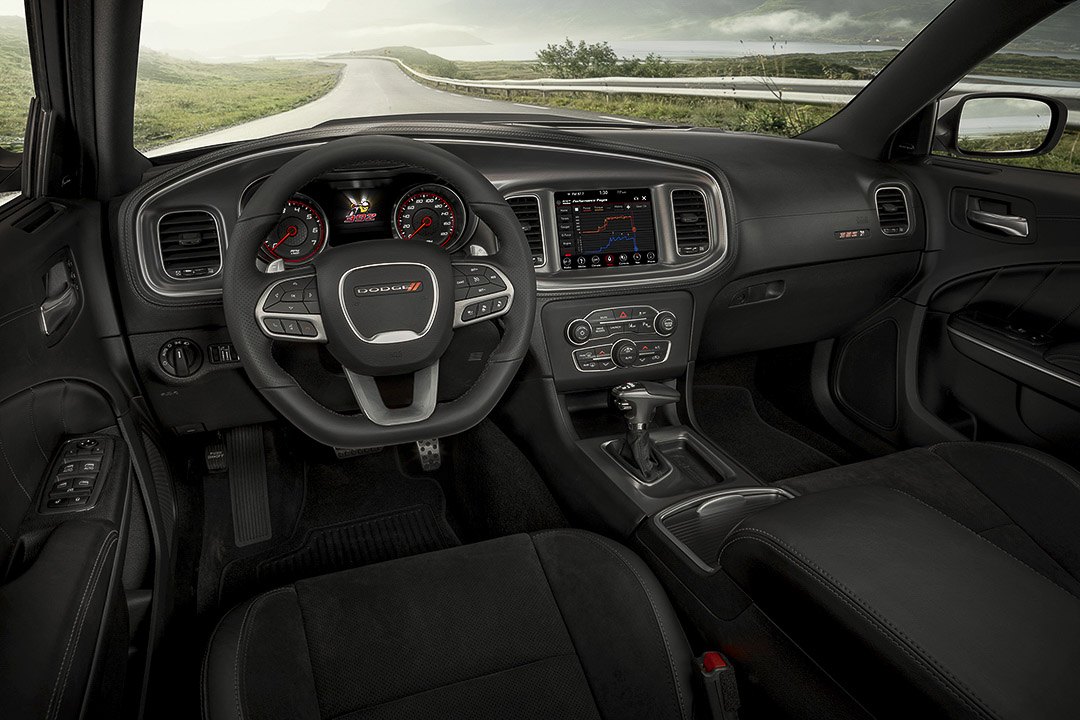 Vue intérieur d'un dodge charger 2022 et du tableau de bord