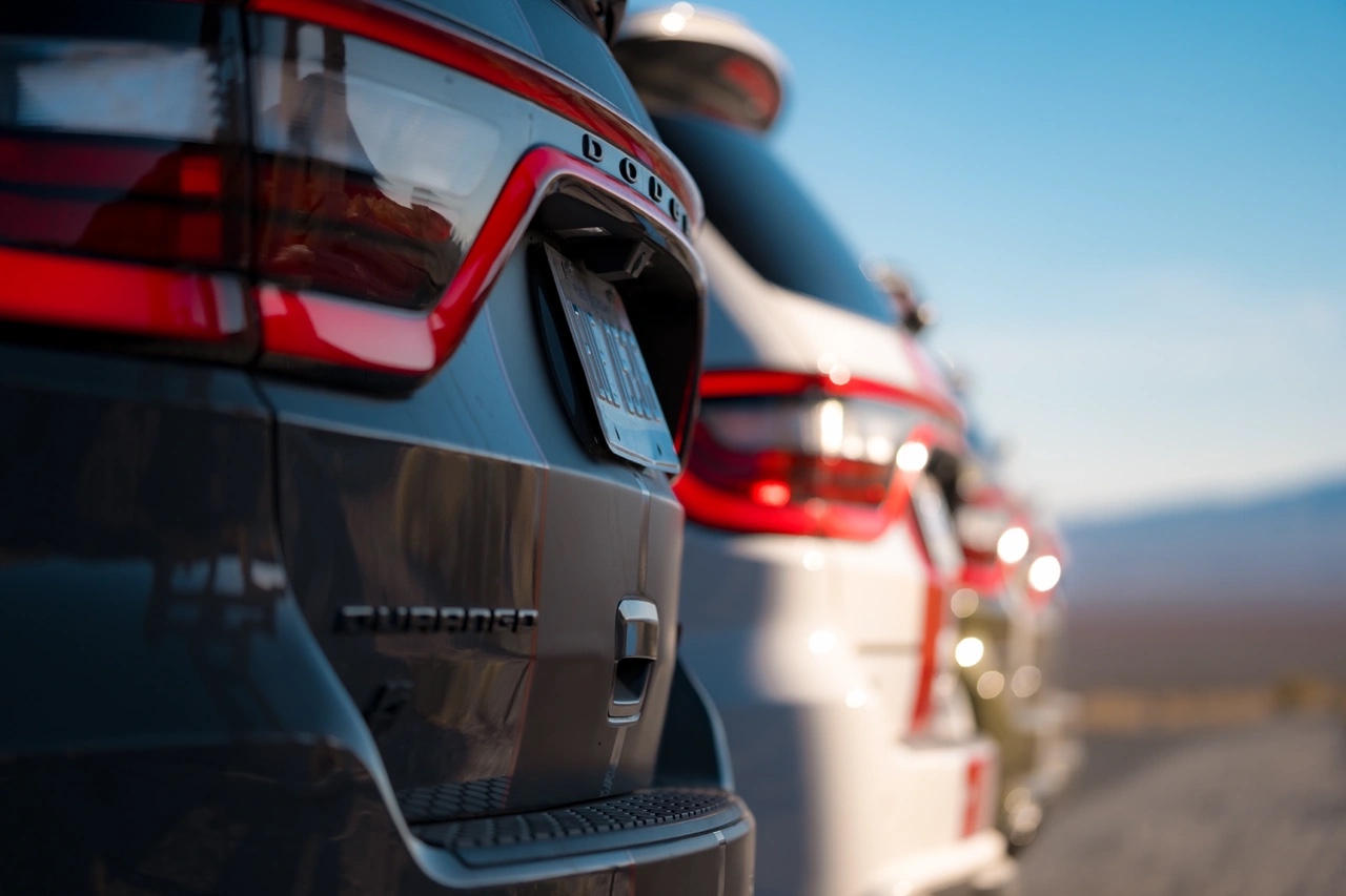 Gros plan arrière du Dodge Durango 2026 montrant les feux DEL, le hayon et l’emplacement de la plaque dans un environnement extérieur lumineux.