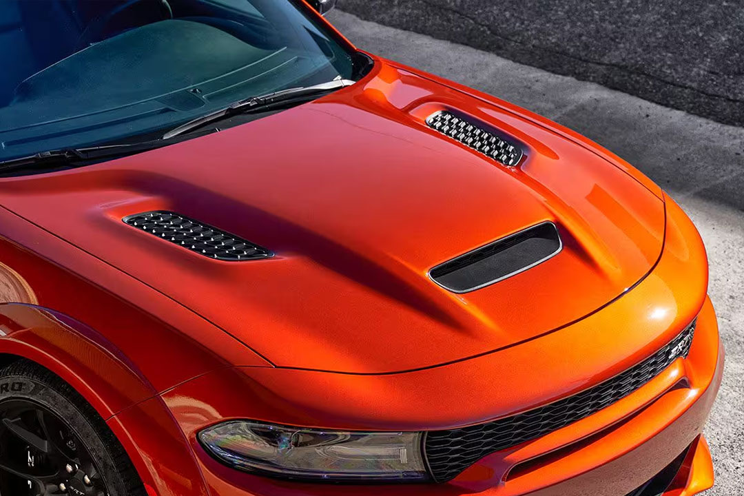 Vue de près de l'avant du Dodge Charger 2023 garé sur le bord de rue