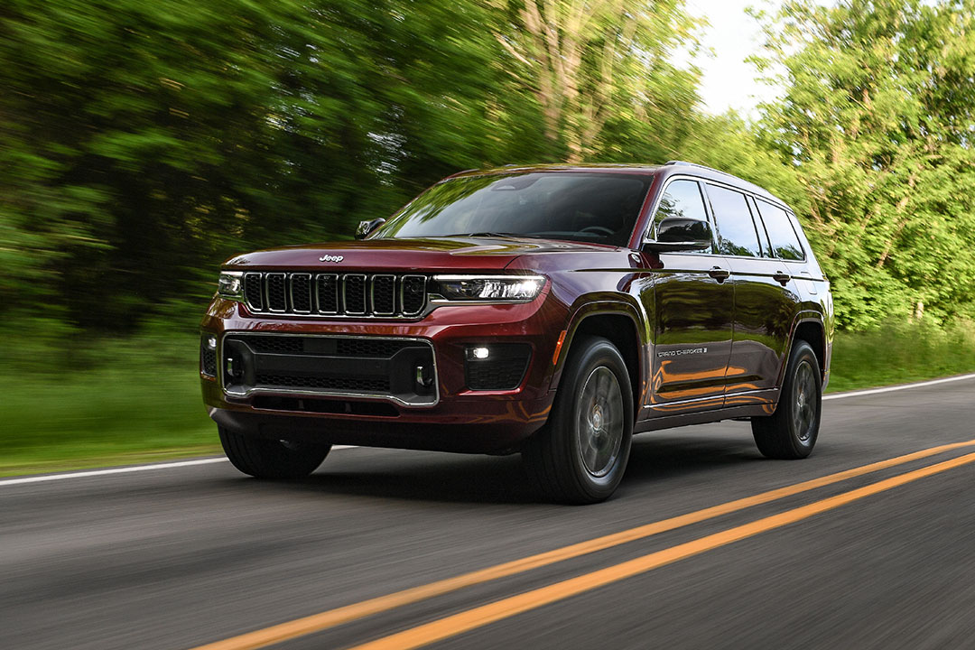 Vue 3/4 avant et latérale du 2024 Jeep® Grand Cherokee L Overland sur route en pleine puissance