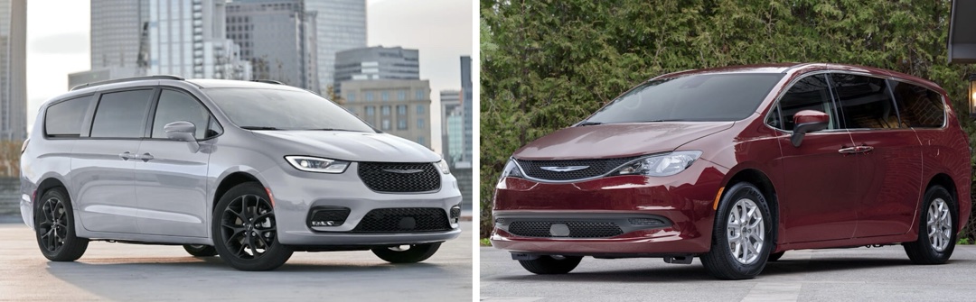Comparatif entre le Chrysler Pacifica 2024 gris stationné en ville et le Chrysler Grand Caravan 2024 rouge devant une haie, vue de trois quarts avant côte à côte.