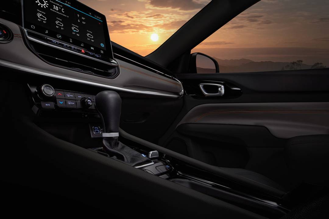 Vue de l'intérieur du Jeep Compass 2024 et de son tableau de bord