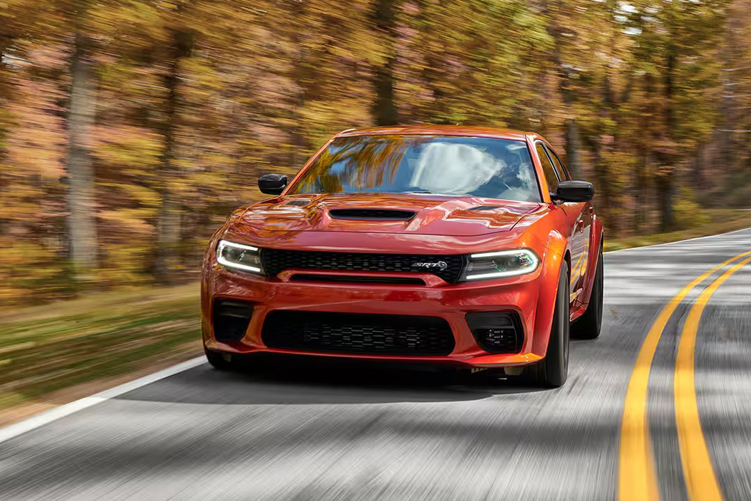 Vue 3/4 avant et latérale du Dodge Charger 2023 sur route en pleine puissance