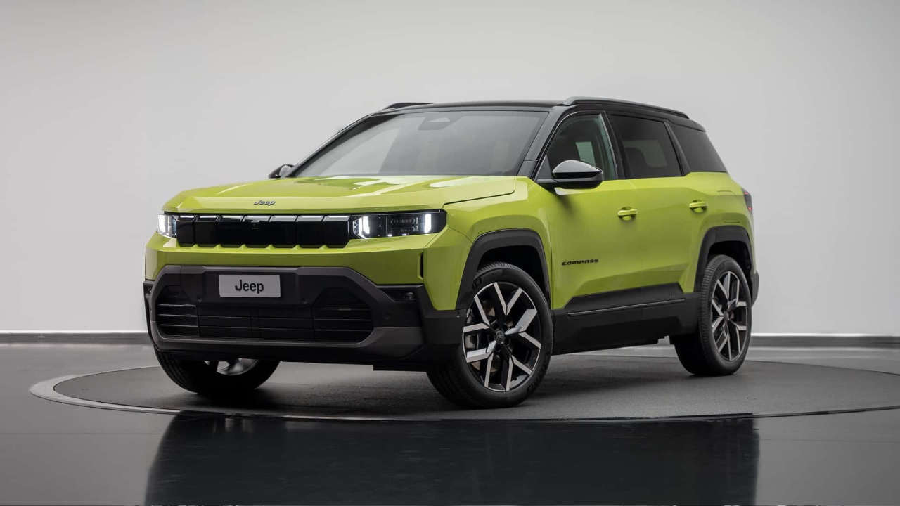 Jeep Compass 2026 vert vu de trois quarts avant en studio, mettant en évidence la calandre redessinée, les phares à DEL et le design extérieur moderne.