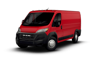 Vue trois quarts avant du Ram ProMaster 2500 2026 rouge, fourgon utilitaire à empattement standard présenté sur fond neutre.