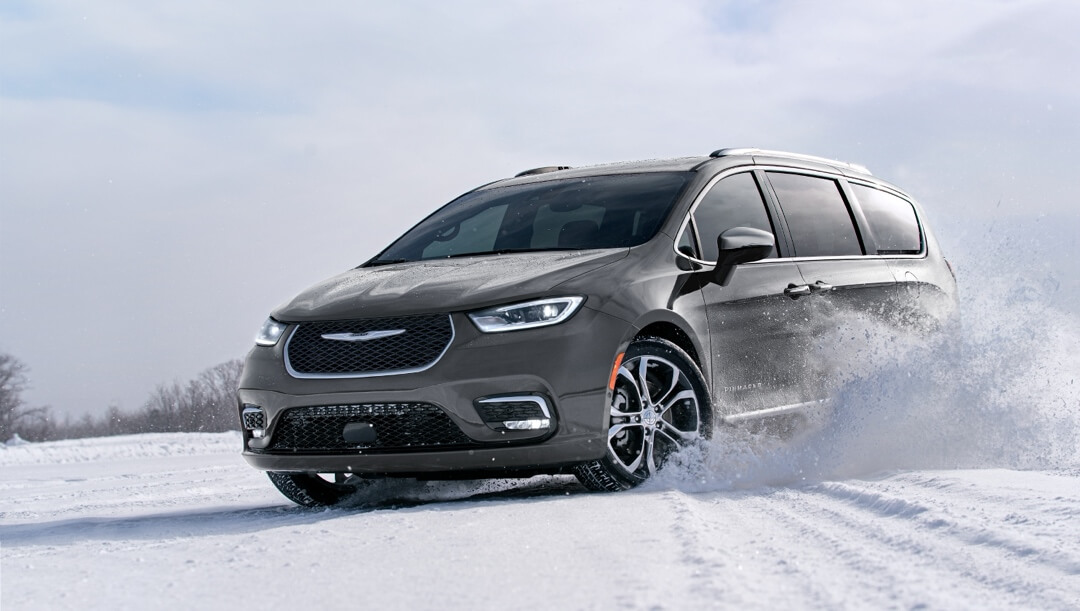 Chrysler Pacifica 2024 qui roule dans la neige.