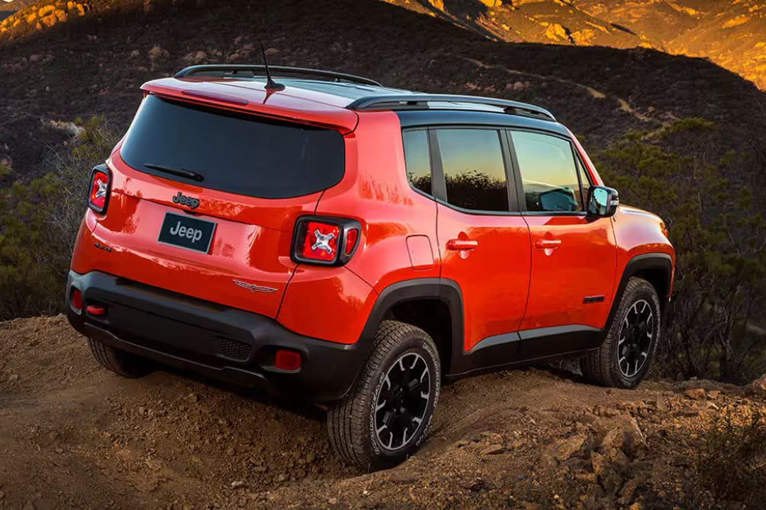 Vue arrière du Jeep Renegade sur colline escarpé avec coucher de soleil